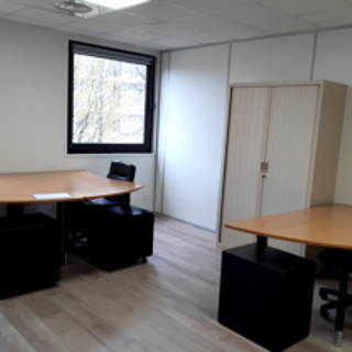Bureau privé 17 m² 3 postes Coworking Rue des Vergers Limonest 69760 - photo 1